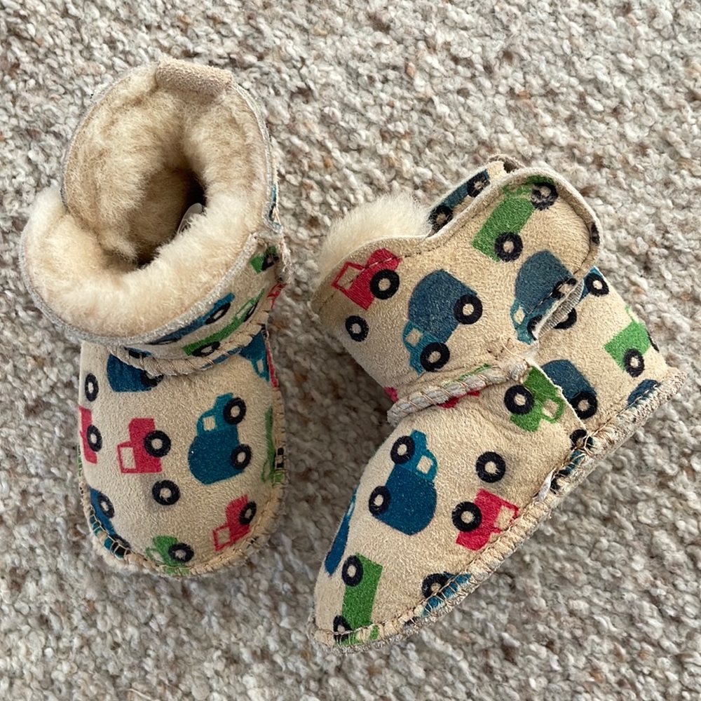 New Emu infant shearling booties, truck print.